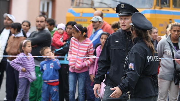 Policie silnici uzavela a odklnla dopravu.