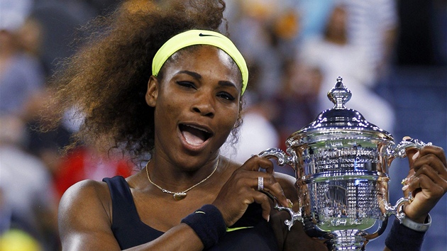 HELE, KOUKNTE. Americk tenistka Serena Williamsov pzuje s trofej pro ampionku US Open.