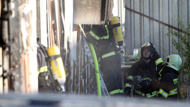 Na trnici v brnnsk Olomouck ulici hoela hala. Stovka hasi bojovala s ohnm celou noc (10. z 2012)