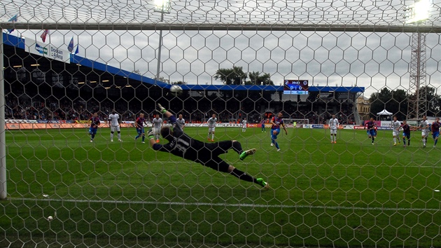 ROZHODUJÍCÍ CHVÍLE. Plzeský kapitán Pavel Horváth pekonává z penalty Tomáe