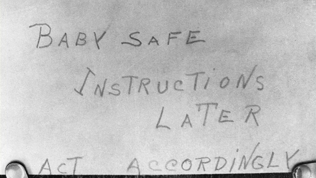 Vzkaz od nosce Charlese Lindbergha. "Dt je v bezpe. Instrukce oekvejte pozdji. Zachovejte se podle toho," k.