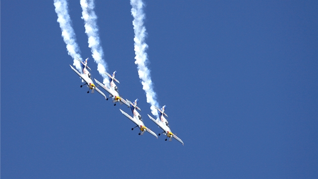 Flying Bulls jsou nejlep a nejslavnj akrobatickou skupinou svta souasnosti, na pbramskm leteckm dnu se pedstav vbec poprv vhistorii.