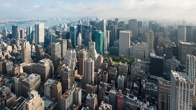 Pohled z Empire State Building smrem kseveru. Uprosted vidte mrakodrapy stojc vblzkosti Times Square. Za nimi je vidt eka Hudson a stt New Jersey.