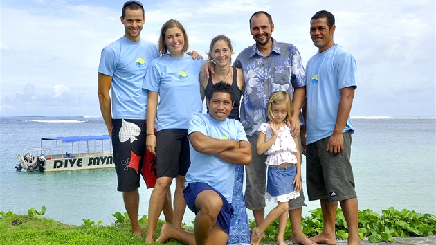 N tm v podniku Dive Savaii. Horn ada zleva: autor lnku, Kristna, Flavia a Fabien, Fred, spodn ada Chloe (neoficiln f) a Leo