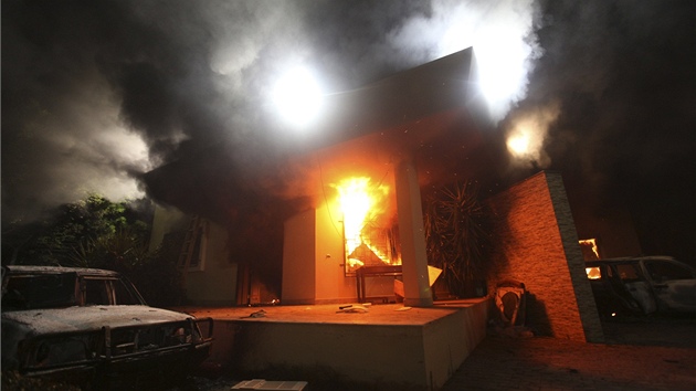 Americk konzult v Benghz v plamenech. Ozbrojenci ho napadli dajn kvli filmu, kter hanob proroka Mohameda (11. z 2012)