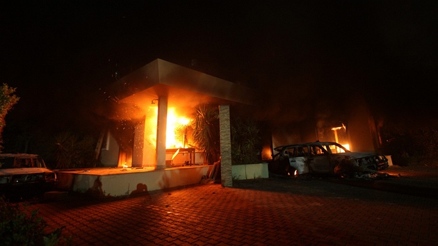 Americk konzult v Benghz v plamenech. Ozbrojenci ho napadli dajn kvli filmu, kter hanob proroka Mohameda. (11. z 2012)