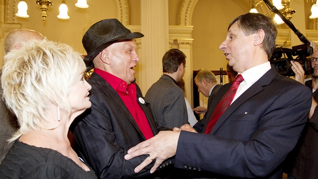 Prezidentsk kandidt Jan Fischer se na praskm ofn vt s hercem Janem Peuilem. (14. z 2012)