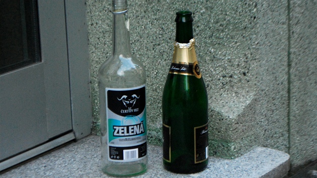 Odloen lahve v rznch koutech Stodoln jasn dokazuj, e si nvtvnci proslul ulice s prohibic urit porad. (15. z 2012)