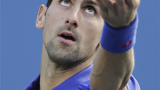POZOR, JDU PODVAT. Novak Djokovi se chyst na servis ve finle US Open proti Andymu Murraymu.