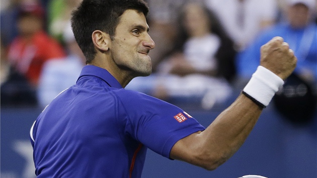 J! Bojovn gesto Novaka Djokovie ve finle US Open proti Andymu Murraymu.
