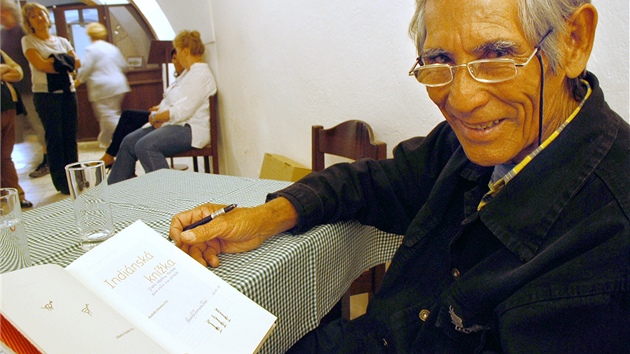Rodolfo Ferreira Fri v Jihlav na Vysoin podepisuje svou Indinskou knku, kter je prokldan i pbhy jeho ddeka  a doprovozen poznmkami a vysvtlivkami jeho pbuzn Yvonny Friov.