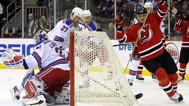 New Jersey - New York Rangers: Holík zaídil gól - eský útoník Robert Holík z