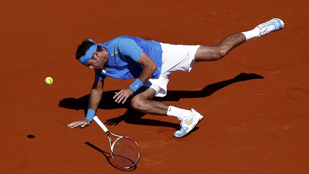 PD NA ANTUKU. Argentinsk tenista Juan Martn del Potro v utkan Davis Cupu proti eskmu vbru. 