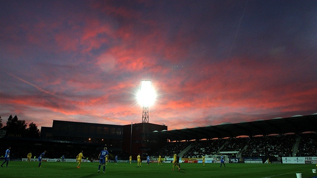 ERVNKY NAD JIHLAVSKM STADIONEM. Ligov fotbal se hrl v romantickch kulisch. 
