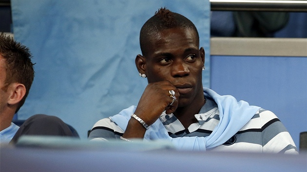 JEN NA TRIBUN. Italsk fotbalista Mario Balotelli se na soupisku Manchesteru City neveel.