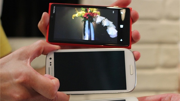 Jak fot Lumia 920, Galaxy S III a iPhone 4S za era