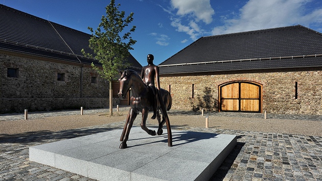 Socha Michal Gabriel je autorem bronzov sochy jezdce na koni.