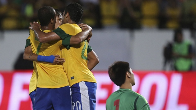 OSMKRT NA KOLENOU. nsk glman Ceng cheng prv dostal jeden z osmi gl v ppravnm duelu s Brazli. V hlouku slavcch "kanrk" jsou zleva Lucas, stelec Neymar a Hulk.