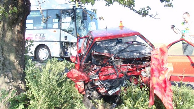 Pi tragick dopravn nehod se u Prostjova srazil osobn vz s autobusem. idi auta svm zrannm na mst podlehl.