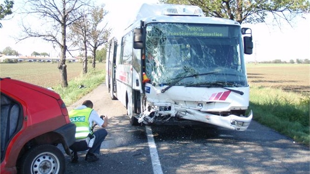 Pi tragick dopravn nehod se u Prostjova srazil osobn vz s autobusem. idi auta svm zrannm na mst podlehl.