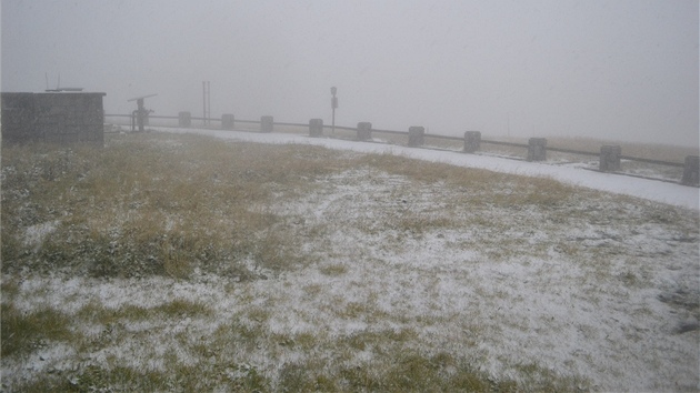 Na Praddu rno napadl prvn snh pichzejc zimy a snilo i dopoledne. Podle zkuenosti mstnch i pedpovdi meteorolog ale prvn drobn snhov pokrvka dlouho nevydr.