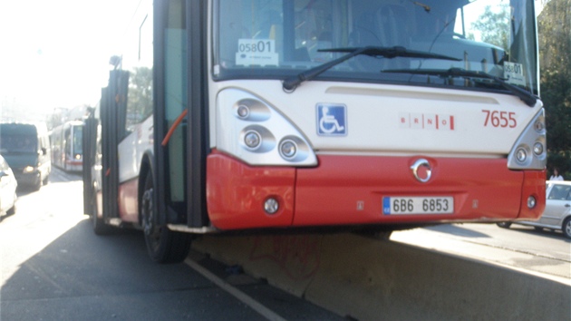 idi autobusu MHD najel v Brn - idenicch na betonov ztaras.