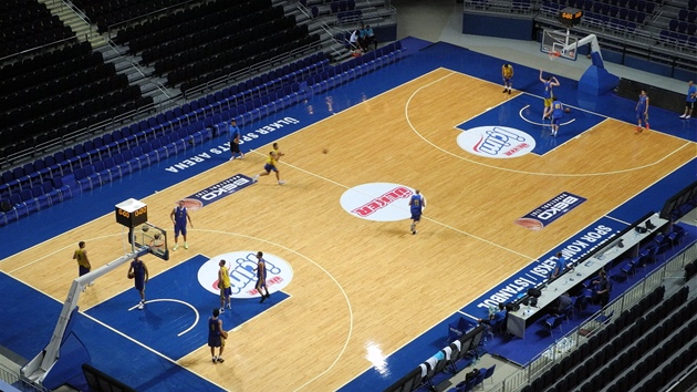 V LKER ARN. Hala basketbalovho Fenerbahce Istanbul pro 13 000 divk je tak nov, e je to jet ctit.