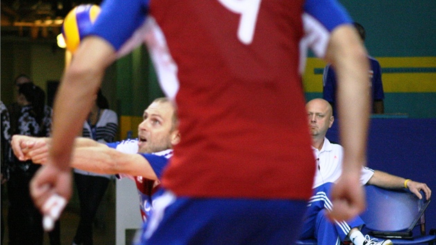 esk volejbalista Ondej Boula nahrvajc bhem duelu s Rakouskem.
