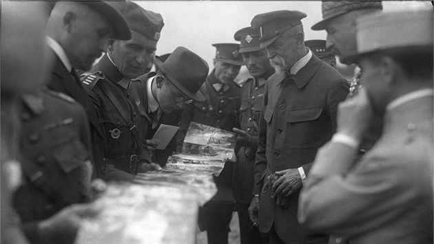 iv zjem o vojenstv a obranu Masaryk demonstroval astmi na vojenskch pehldkch (na snmku ve Kbelch v ervnu 1922).