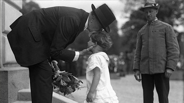 31. května 1925 se konaly v Lánech legionářské slavnosti. Za děti legionářů přišla Masaryka pozdravit dcera jednoho z nich. Legionáři patřili v neklidném politickém ovzduší první republiky k Masarykovým spojencům.