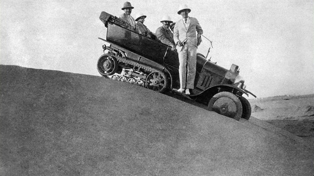 V červnu 1923 podnikl Masaryk zahraniční cestu do severní Afriky. Podíval se i na Saharu, kde s doprovodem cestoval v autě „housenka“ od firmy Citroën.