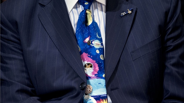 Armstrongv spolenk a druh mu na Msci Buzz Aldrin si na smuten rozlouen vzal kravatu s kosmickmi motivy (13. z 2012)