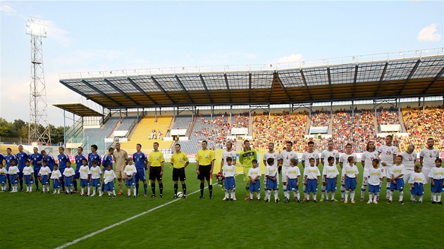 PED VKOPEM. Fotbalist Finska (vlevo) a eska ped vzjemnm ppravnm zpasem v Teplicch.