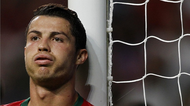 TO JSEM ZVORAL. Portugalec Cristiano Ronaldo lituje promarnn ance.