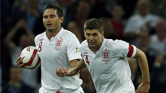 VYROVNN V ZVRU. Anglie vyrovnala proti Ukrajin v 87. minut dky penalt Franka Lamparda (vlevo). Vedle b kapitn Steven Gerrard.