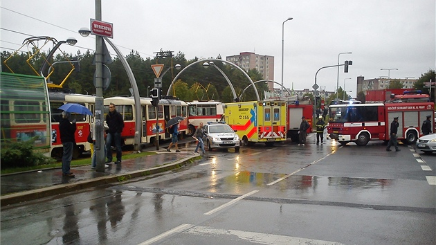 Na Barrandov se na kiovatce ulic Werichova a tpask srazila tramvaj s odboujcm autobusem, zranilo se nkolik lid.