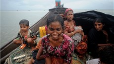 Muslimky z msta Sittwe se plaví pes eku Náf do Bangladée, aby unikly vln