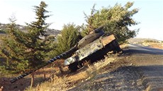 Zniený tank syrské armády v provincii Idlíb  (18. záí 2012)