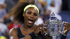 HELE, KOUKNTE. Americká tenistka Serena Williamsová pózuje s trofejí pro...