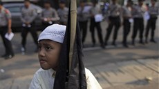 Muslimský chlapec poblí policejního kordonu v Jakart (14. záí 2012)