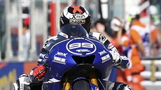 A JSEM TAM PRVNÍ! Jorge Lorenzo zvedá pi prjezdu cílem pední kolo a raduje