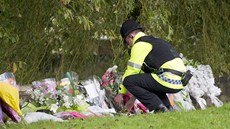 Policista pokládá kvtiny nedaleko místa inu v britském Manchesteru, kde byly