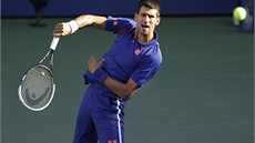 VIDÍM T. Novak Djokovi pozoruje míek ve finálovém souboji US Open proti...