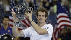VIDÍTE, CO MÁM? Andy Murray s trofejí pro vítze US Open v New Yorku.