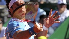 POÁDNOU SILOU. Juan Monaco v daviscupovém semifinále proti Tomái Berdychovi.