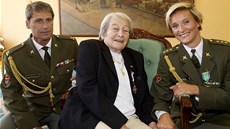 OŠTĚPAŘSKÁ ELITA. Dana Zátopková s Barborou Špotákovou a Janem Železným OŠTĚPAŘSKÁ ELITA. Dana Zátopková s Barborou Špotákovou a Janem Železným