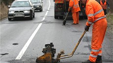 Na jaře byla silnice mezi Okříšky a Zašovicemi plná výtluků. Na jaře byla silnice mezi Okříšky a Zašovicemi plná výtluků.
