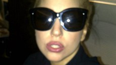 Lady Gaga pro jistotu zveejnila i fotku zepedu.