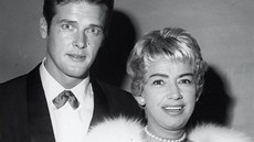 Roger Moore se svou druhou manelkou Dorothy Squiresovou