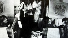 Plastic Ono Band v letadle na cest do Toronta (zleva Klaus Voorman, John